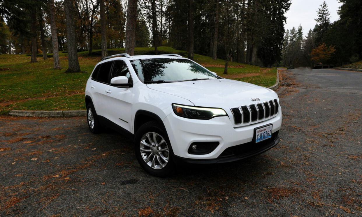 White Jeep Cherokee 2019